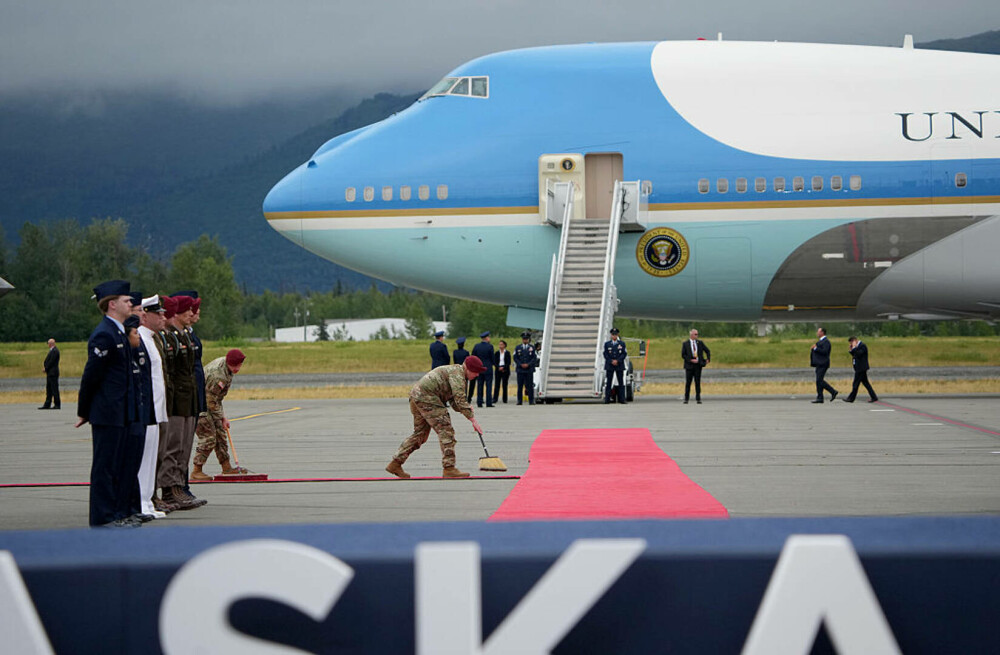 Reacțiile ucrainenilor după ce Trump l-a primit pe covorul roșu pe Putin. Imaginea virală în țara lui Zelenski - Imaginea 6