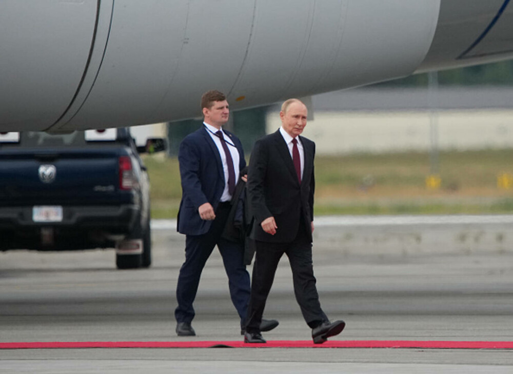 Reacțiile ucrainenilor după ce Trump l-a primit pe covorul roșu pe Putin. Imaginea virală în țara lui Zelenski - Imaginea 5