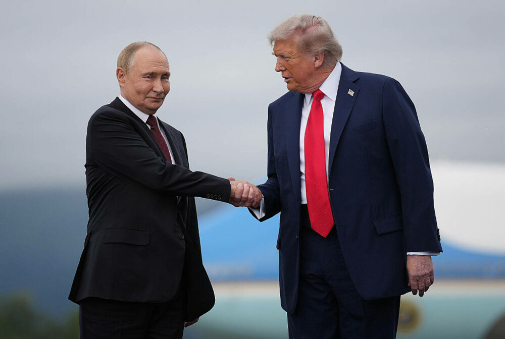 GALERIE FOTO. Cum l-a așteptat Donald Trump cu covorul roșu pe Vladimir Putin, acuzat de crime de război - Imaginea 9