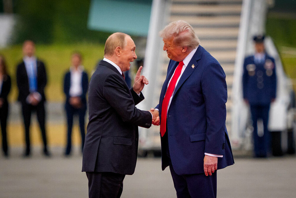 GALERIE FOTO. Cum l-a așteptat Donald Trump cu covorul roșu pe Vladimir Putin, acuzat de crime de război - Imaginea 3