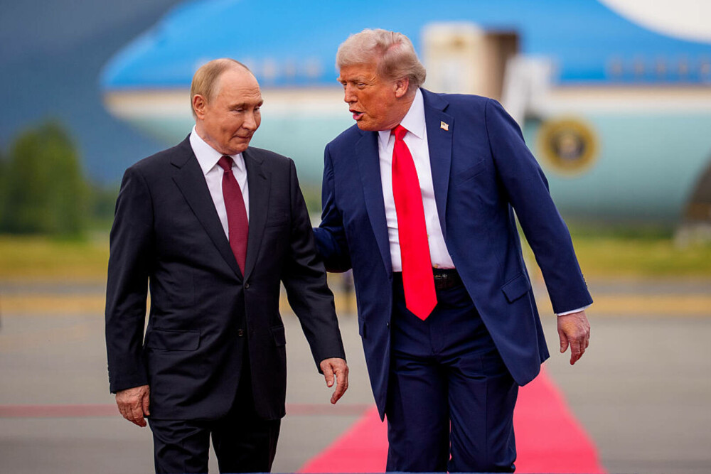 GALERIE FOTO. Cum l-a așteptat Donald Trump cu covorul roșu pe Vladimir Putin, acuzat de crime de război - Imaginea 2