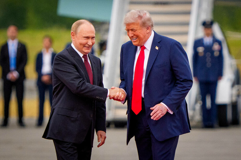 GALERIE FOTO. Cum l-a așteptat Donald Trump cu covorul roșu pe Vladimir Putin, acuzat de crime de război - Imaginea 1