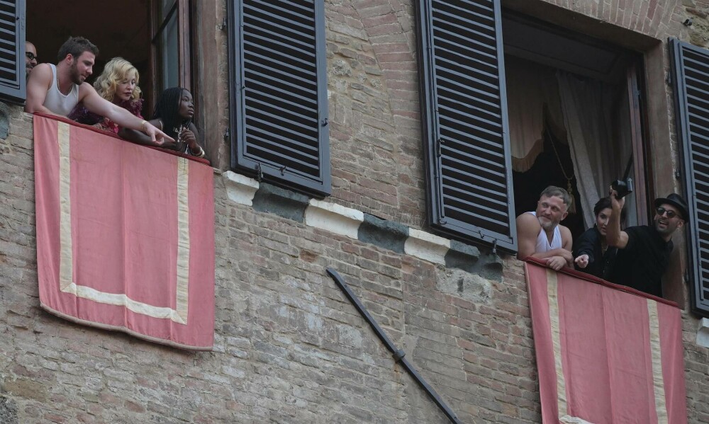 FOTO. Cum arată Madonna la 67 de ani. Imagini rare cu vedeta muzicii pop și copiii săi în Italia - Imaginea 1