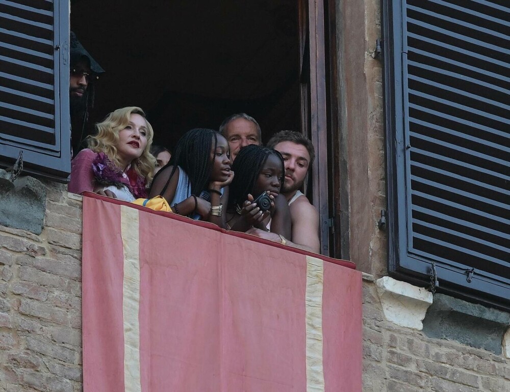 FOTO. Cum arată Madonna la 67 de ani. Imagini rare cu vedeta muzicii pop și copiii săi în Italia - Imaginea 2