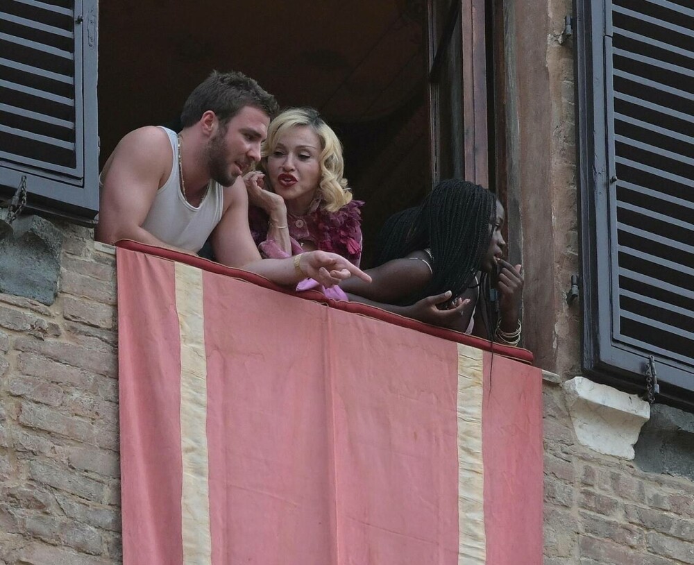 FOTO. Cum arată Madonna la 67 de ani. Imagini rare cu vedeta muzicii pop și copiii săi în Italia - Imaginea 3