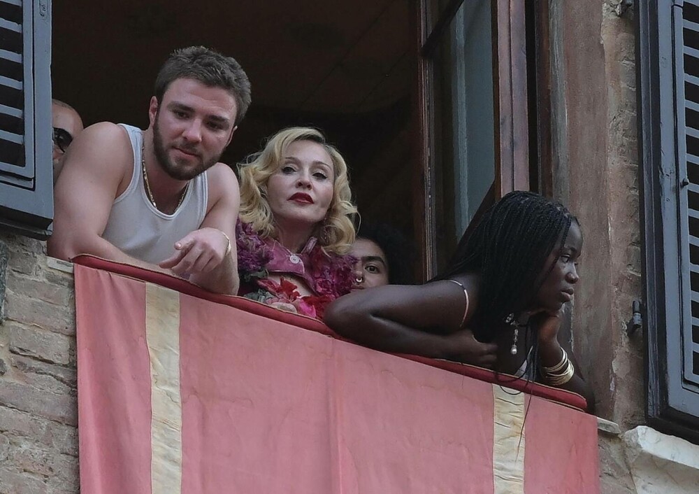 FOTO. Cum arată Madonna la 67 de ani. Imagini rare cu vedeta muzicii pop și copiii săi în Italia - Imaginea 4