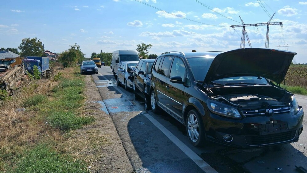 Accident în lanţ, cu şase autovehicule, pe DN 6, în judeţul Giurgiu. Patru persoane au fost duse la spital - Imaginea 2