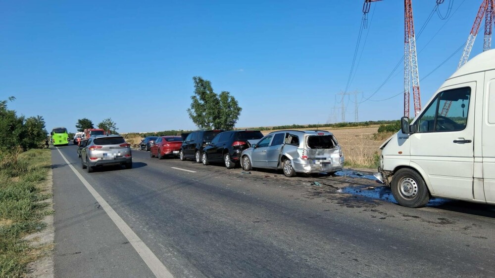 Accident în lanţ, cu şase autovehicule, pe DN 6, în judeţul Giurgiu. Patru persoane au fost duse la spital - Imaginea 3