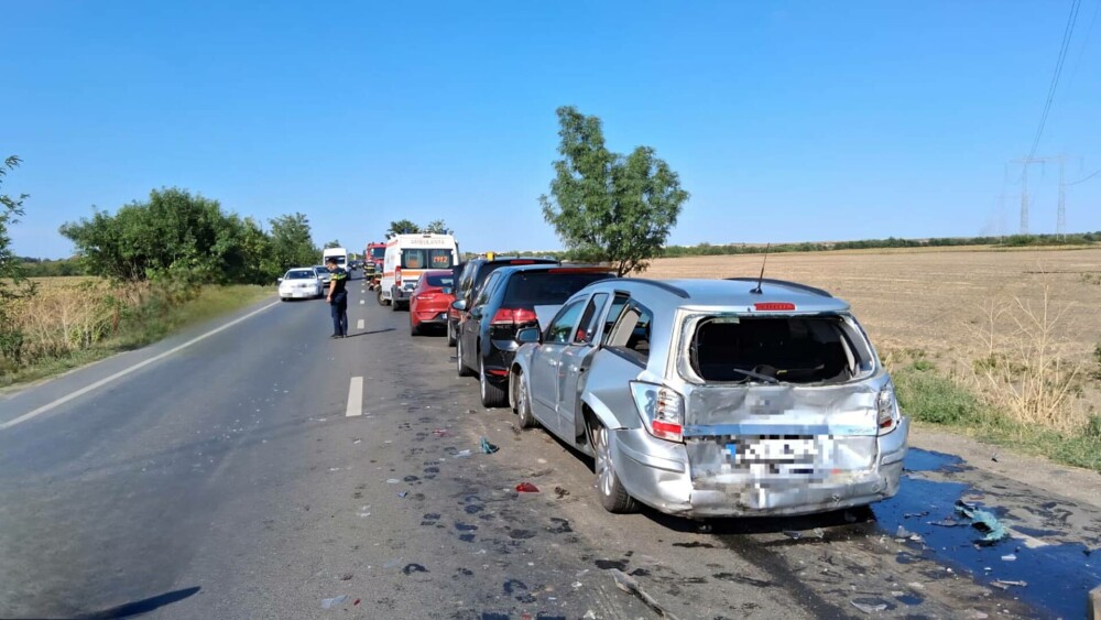 Accident în lanţ, cu şase autovehicule, pe DN 6, în judeţul Giurgiu. Patru persoane au fost duse la spital - Imaginea 4
