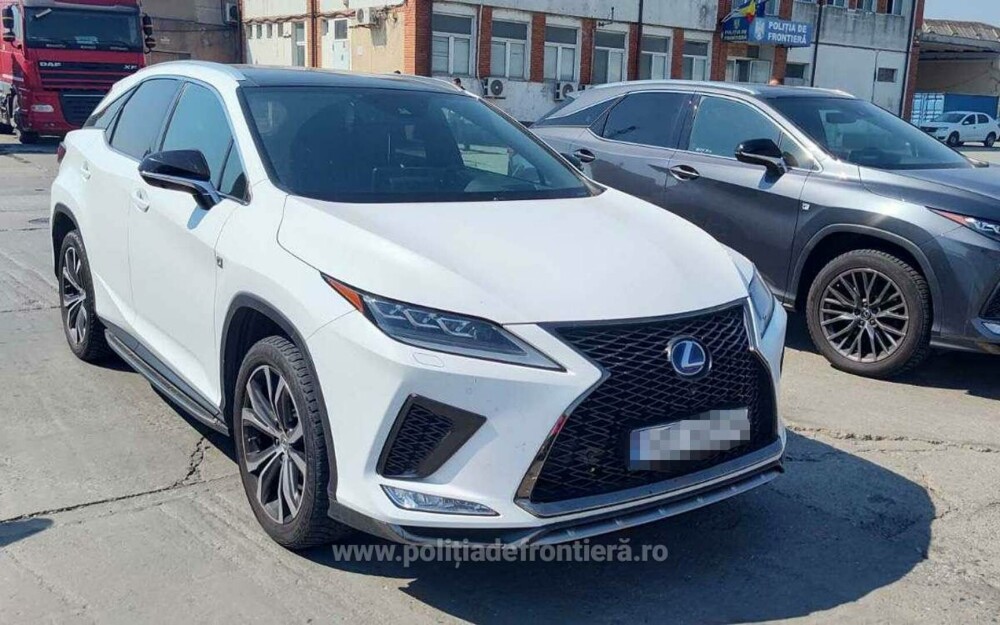 Autoturisme de 165.000 de euro, căutate de autorităţi europene, au fost descoperite în Portul Constanţa. FOTO - Imaginea 2