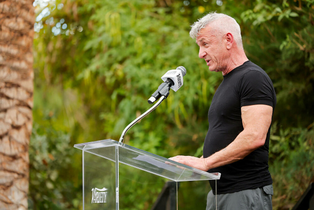 Sean Penn a împlinit 65 de ani. Actorul rămâne un nume iconic al cinematografiei americane. GALERIE FOTO - Imaginea 14