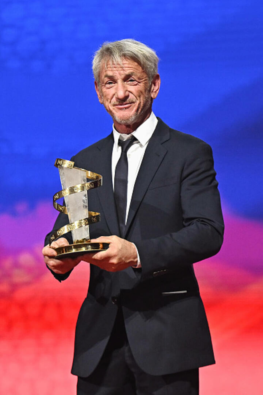 Sean Penn a împlinit 65 de ani. Actorul rămâne un nume iconic al cinematografiei americane. GALERIE FOTO - Imaginea 18