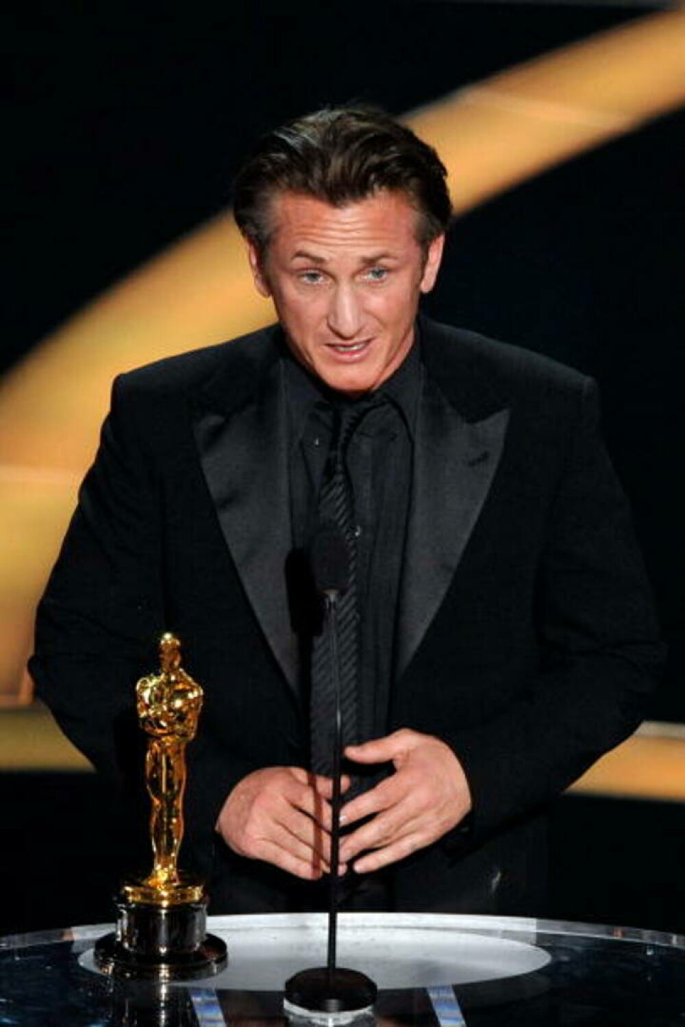 Sean Penn a împlinit 65 de ani. Actorul rămâne un nume iconic al cinematografiei americane. GALERIE FOTO - Imaginea 23