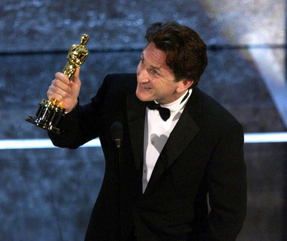 Sean Penn a împlinit 65 de ani. Actorul rămâne un nume iconic al cinematografiei americane. GALERIE FOTO - Imaginea 26