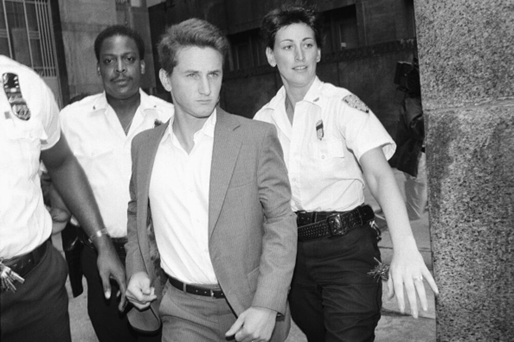Sean Penn a împlinit 65 de ani. Actorul rămâne un nume iconic al cinematografiei americane. GALERIE FOTO - Imaginea 30