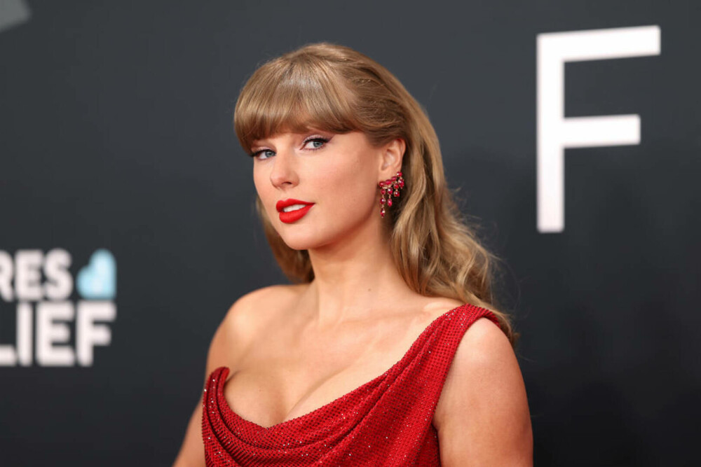 Taylor Swift şi Travis Kelce s-au logodit. Anunțul făcut de cântăreață a strâns trei milioane de aprecieri în 30 de minute - Imaginea 9