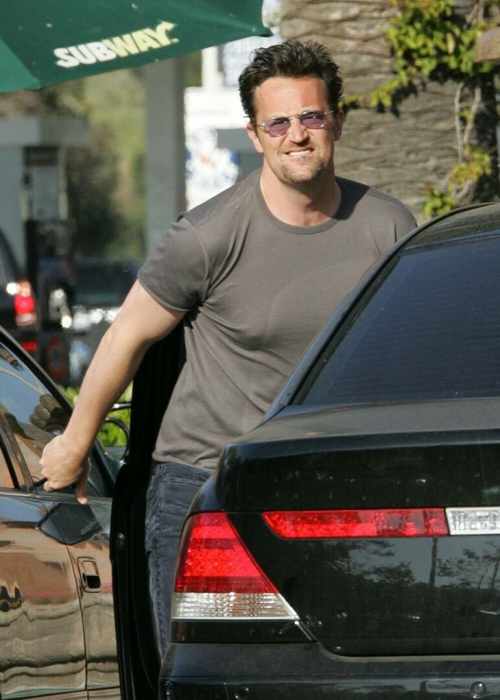 Matthew Perry ar fi împlinit 56 de ani pe 19 august. Moartea actorului a şocat fanii serialului „Friends'”. FOTO - Imaginea 17