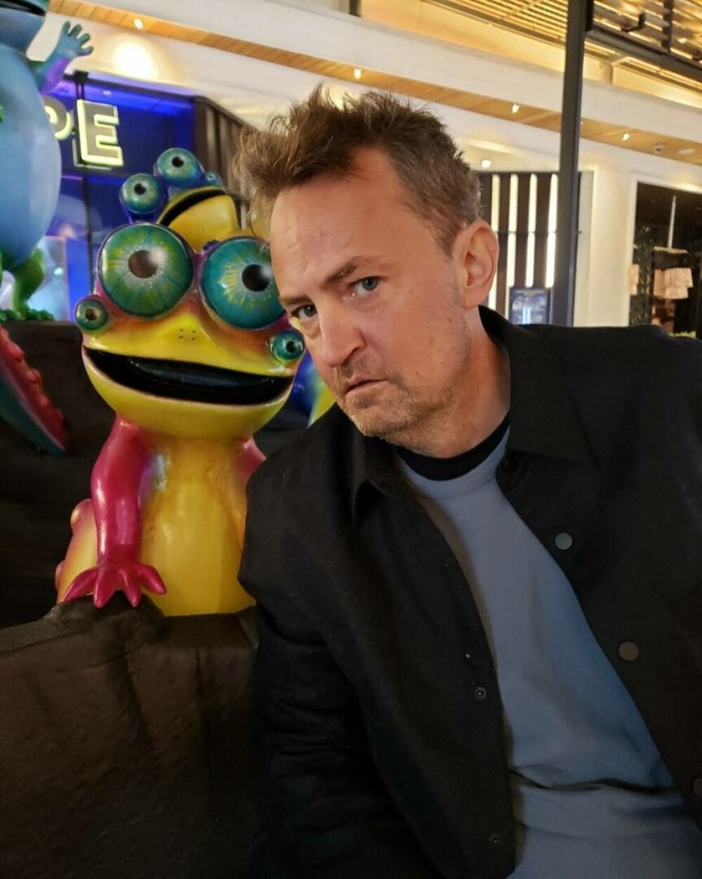 Matthew Perry ar fi împlinit 56 de ani pe 19 august. Moartea actorului a şocat fanii serialului „Friends'”. FOTO - Imaginea 18
