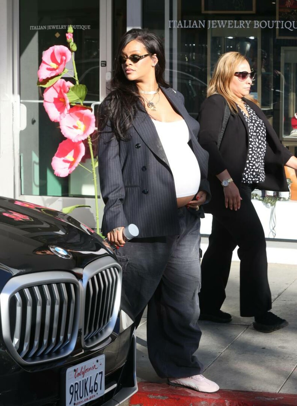 Rihanna, apariție inedită în pijama. Cum a fost surprinsă vedeta pe străzile din Los Angeles. GALERIE FOTO - Imaginea 5