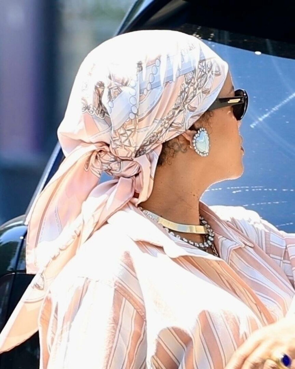 Rihanna, apariție inedită în pijama. Cum a fost surprinsă vedeta pe străzile din Los Angeles. GALERIE FOTO - Imaginea 8