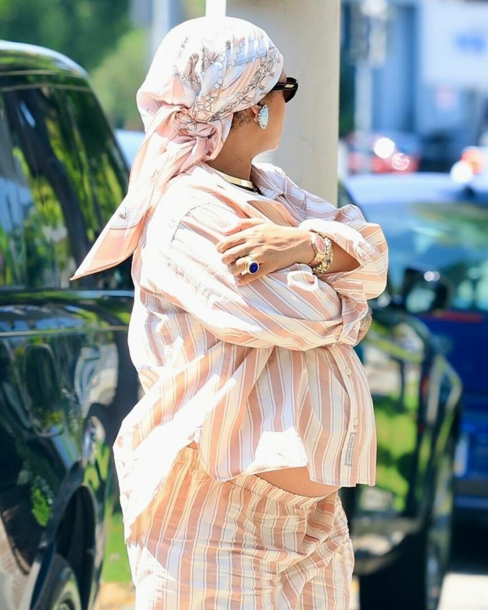 Rihanna, apariție inedită în pijama. Cum a fost surprinsă vedeta pe străzile din Los Angeles. GALERIE FOTO - Imaginea 10