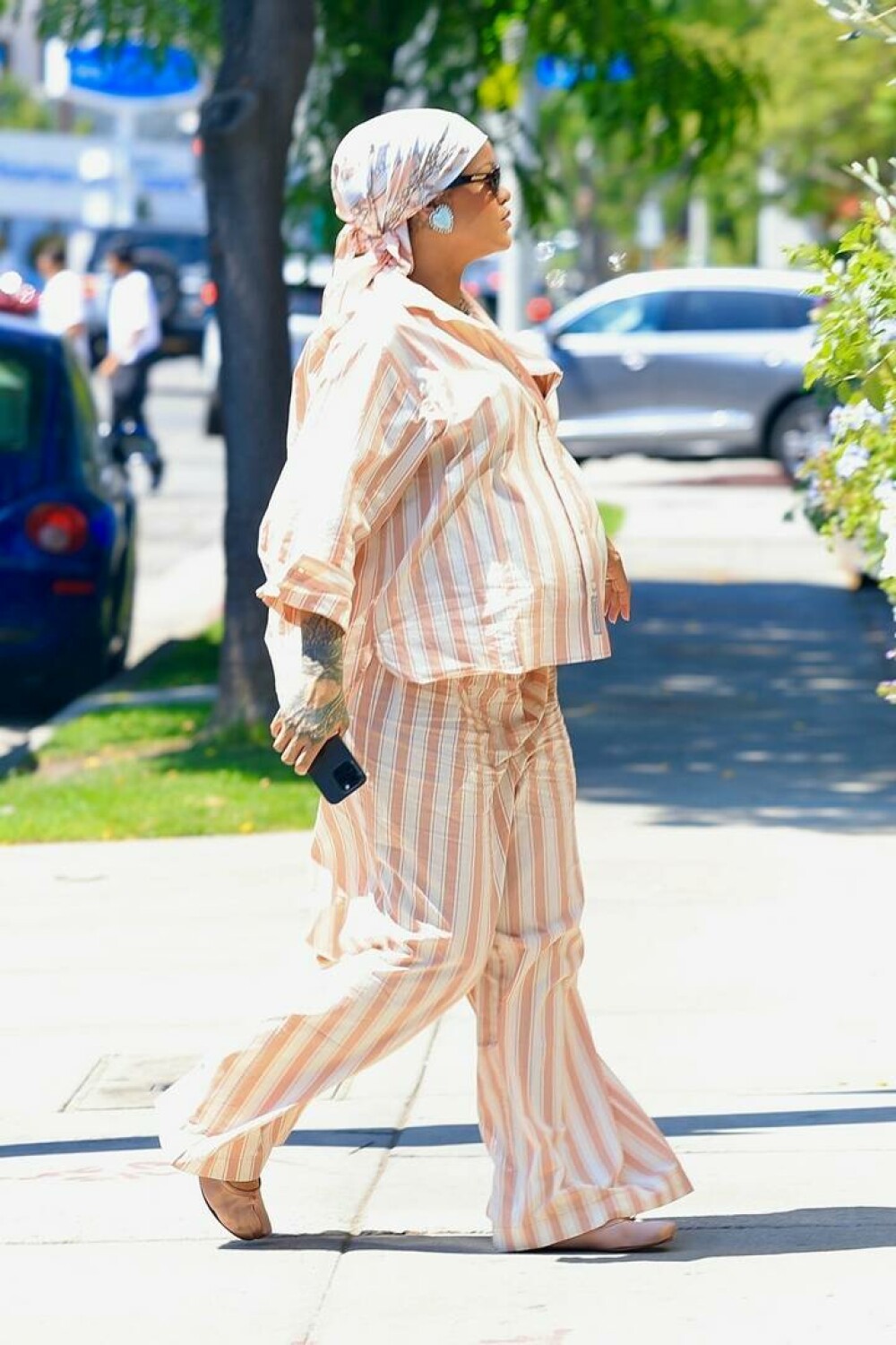 Rihanna, apariție inedită în pijama. Cum a fost surprinsă vedeta pe străzile din Los Angeles. GALERIE FOTO - Imaginea 11
