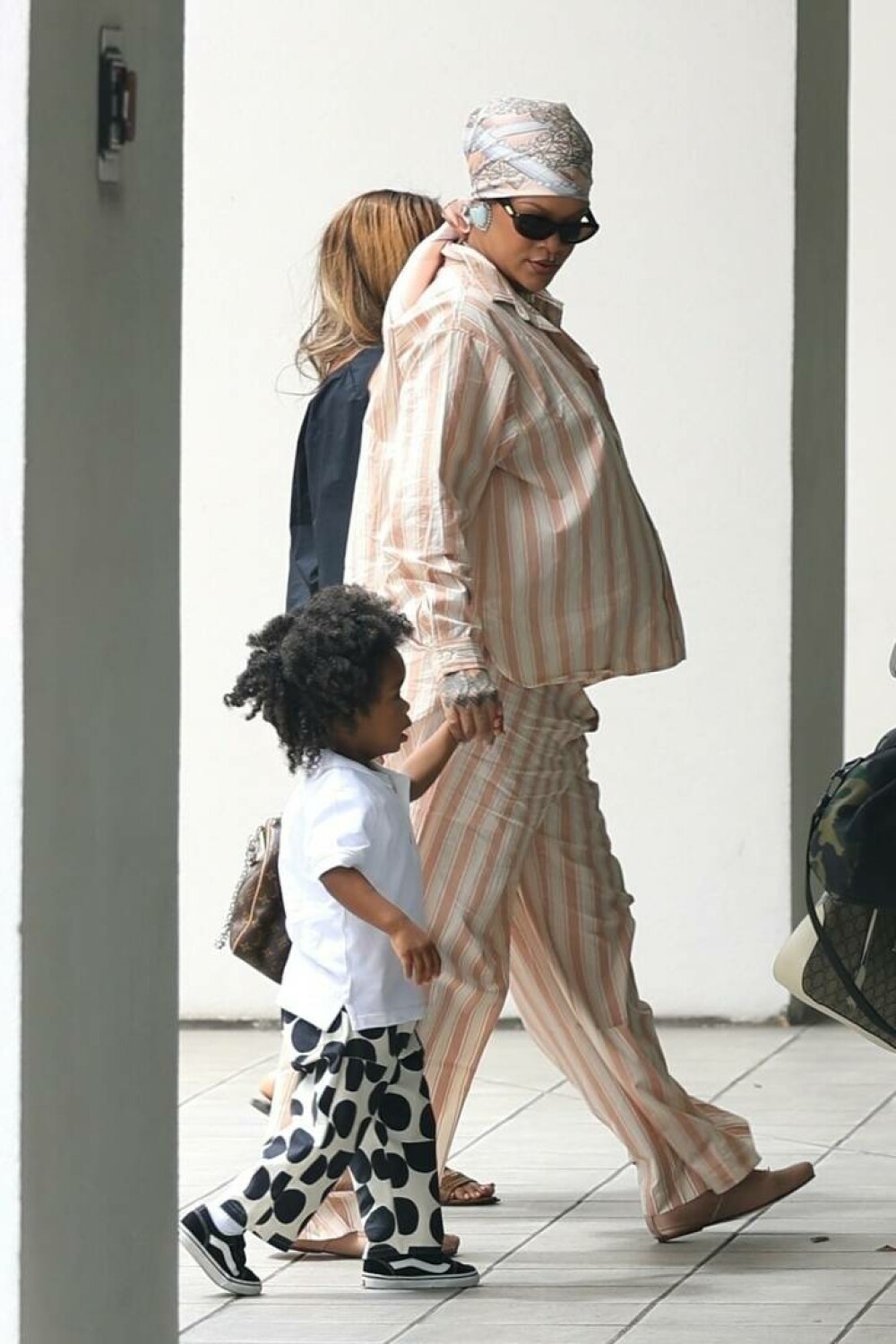 Rihanna, apariție inedită în pijama. Cum a fost surprinsă vedeta pe străzile din Los Angeles. GALERIE FOTO - Imaginea 12