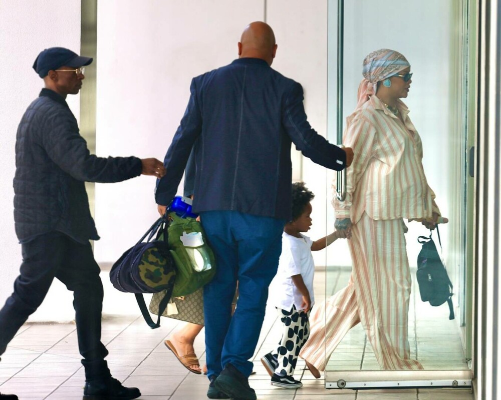 Rihanna, apariție inedită în pijama. Cum a fost surprinsă vedeta pe străzile din Los Angeles. GALERIE FOTO - Imaginea 13