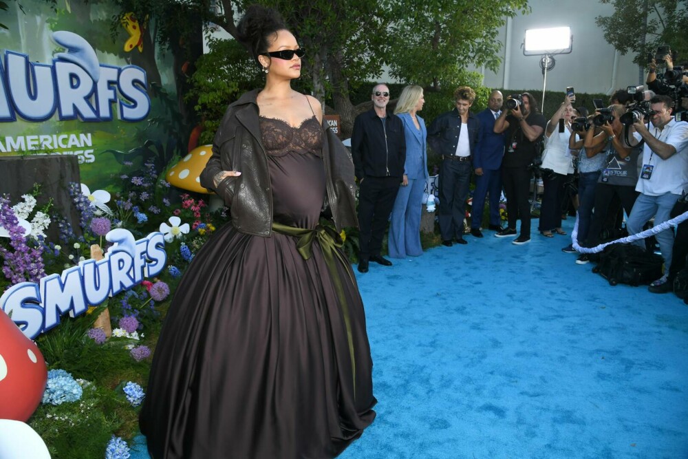 Rihanna, apariție inedită în pijama. Cum a fost surprinsă vedeta pe străzile din Los Angeles. GALERIE FOTO - Imaginea 15