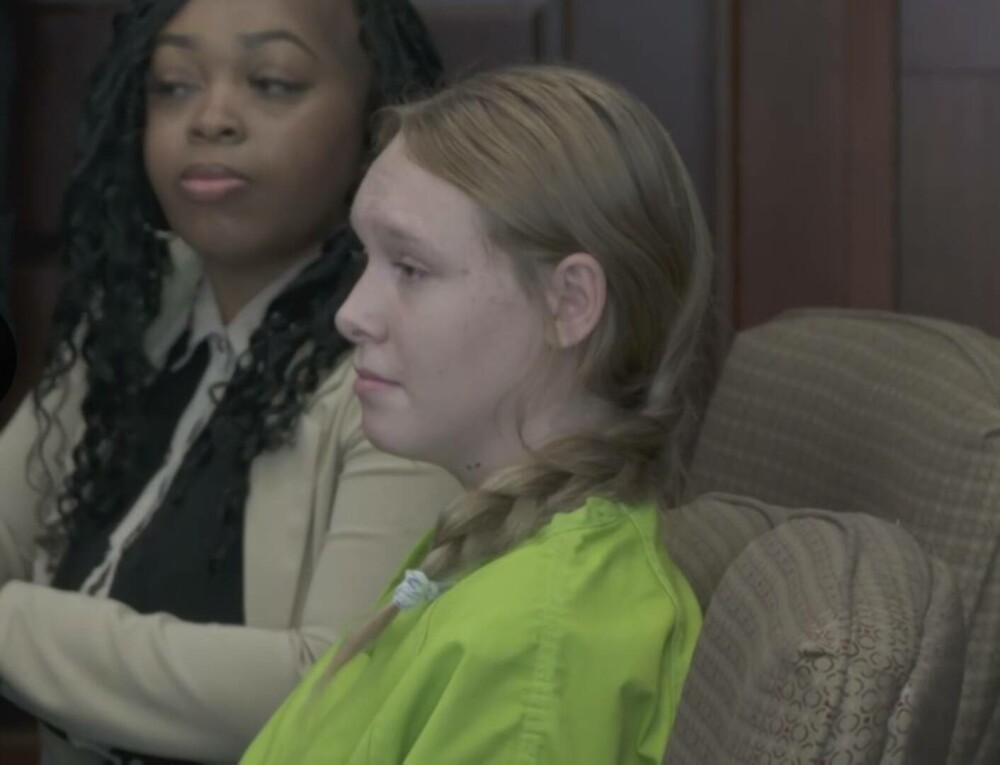 O fată de 17 ani care și-a ucis părinții a mers zâmbitoare în instanță. Sora ei a cerut să fie ținută în arest în continuare - Imaginea 2