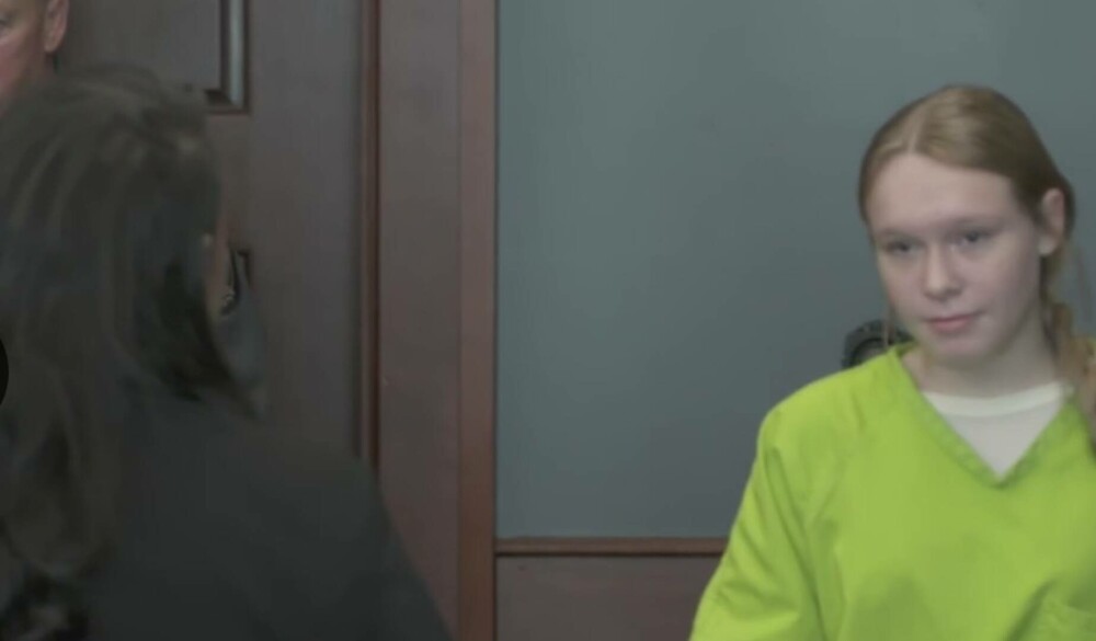O fată de 17 ani care și-a ucis părinții a mers zâmbitoare în instanță. Sora ei a cerut să fie ținută în arest în continuare - Imaginea 3