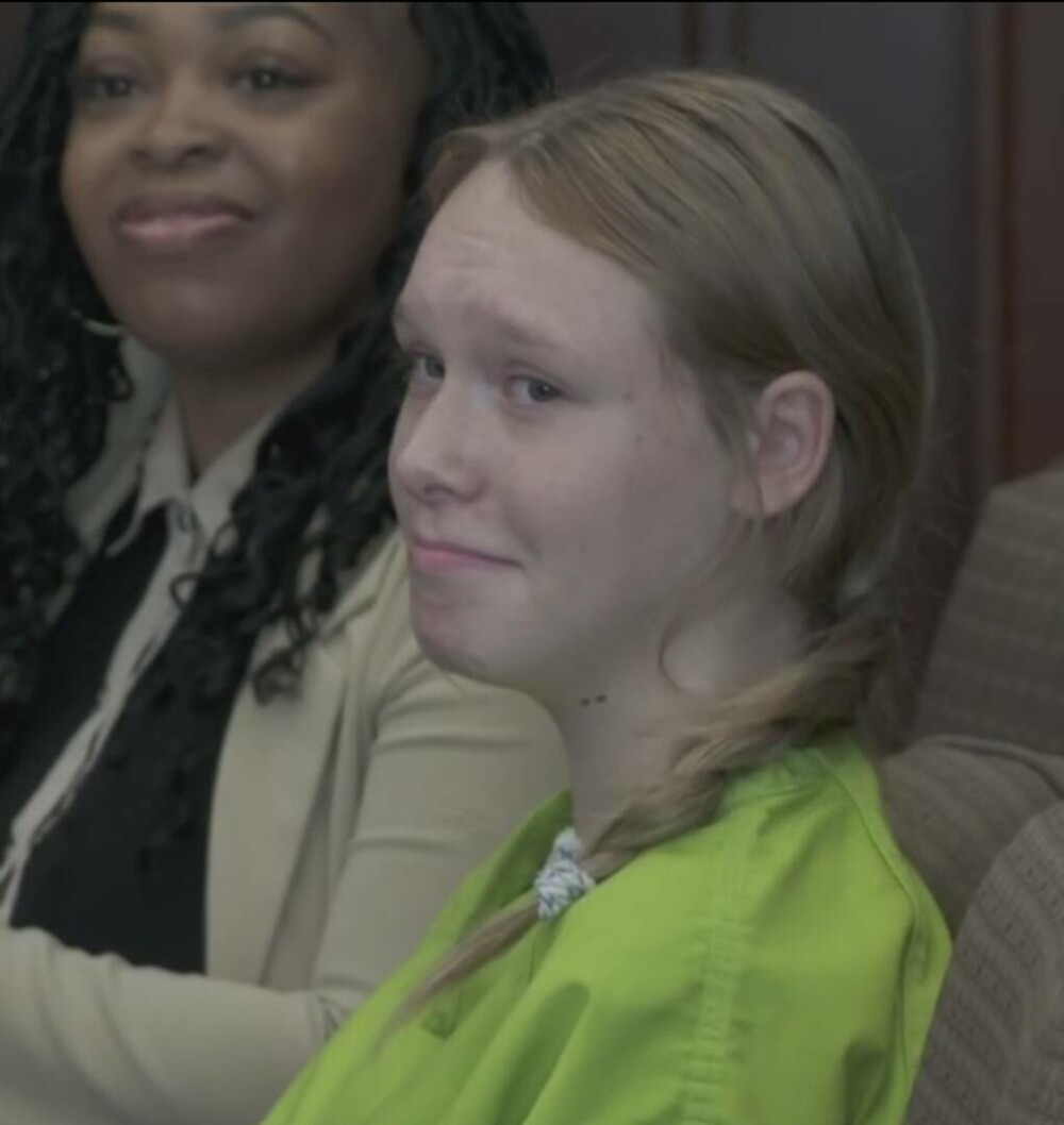 O fată de 17 ani care și-a ucis părinții a mers zâmbitoare în instanță. Sora ei a cerut să fie ținută în arest în continuare - Imaginea 4