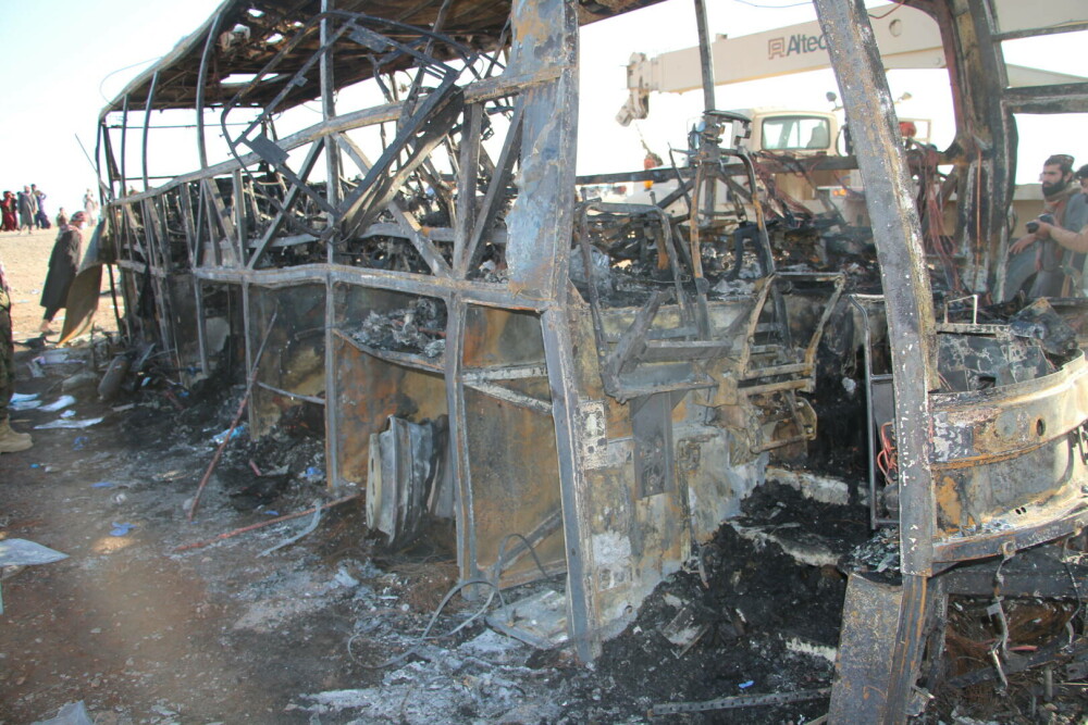 76 de persoane au murit într-un accident de autocar, în Afganistan. Printre victime se numără 19 copii. FOTO & VIDEO - Imaginea 1