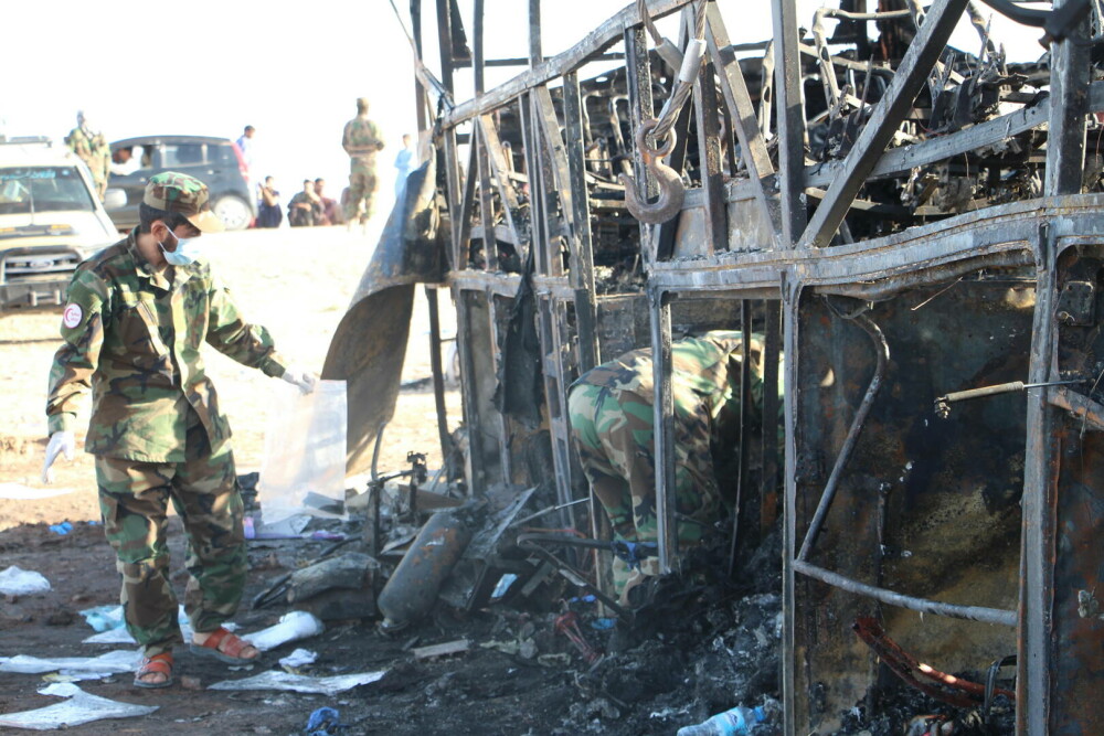 76 de persoane au murit într-un accident de autocar, în Afganistan. Printre victime se numără 19 copii. FOTO & VIDEO - Imaginea 2