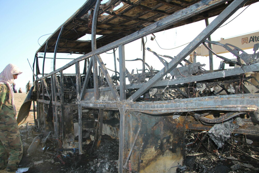 76 de persoane au murit într-un accident de autocar, în Afganistan. Printre victime se numără 19 copii. FOTO & VIDEO - Imaginea 5