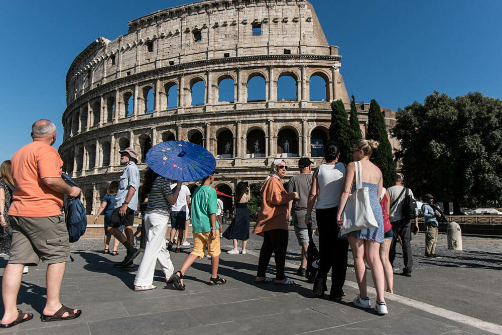 Roma a deschis o stație de metrou sub Colosseum. Călătorii pot vedea exponate, fântâni și ruine antice. GALERIE FOTO - Imaginea 15