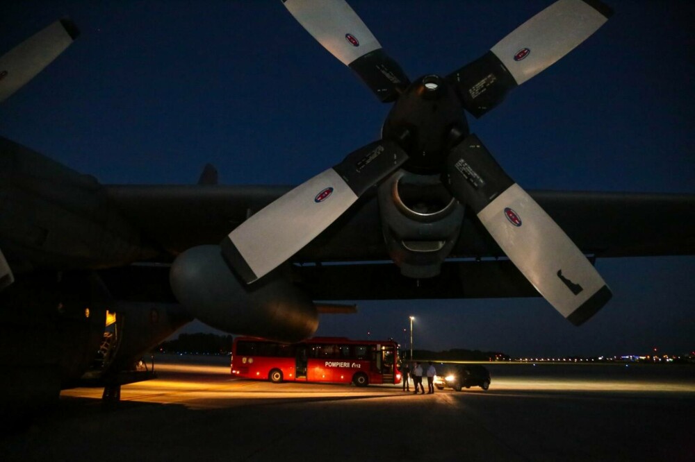 Pompierii români au plecat spre Spania cu o aeronavă militară. Vor acţiona la incendiile din regiunea Galicia. FOTO&VIDEO - Imaginea 12