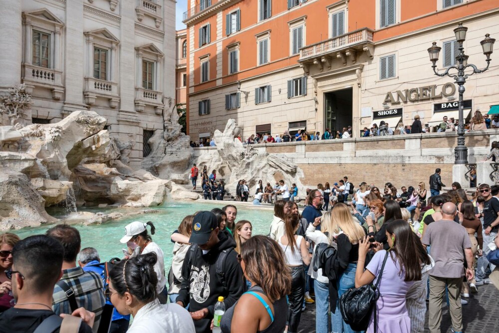 Turiștii aruncă milioane de euro în Fontana di Trevi. Ce se întâmplă cu monedele - Imaginea 2