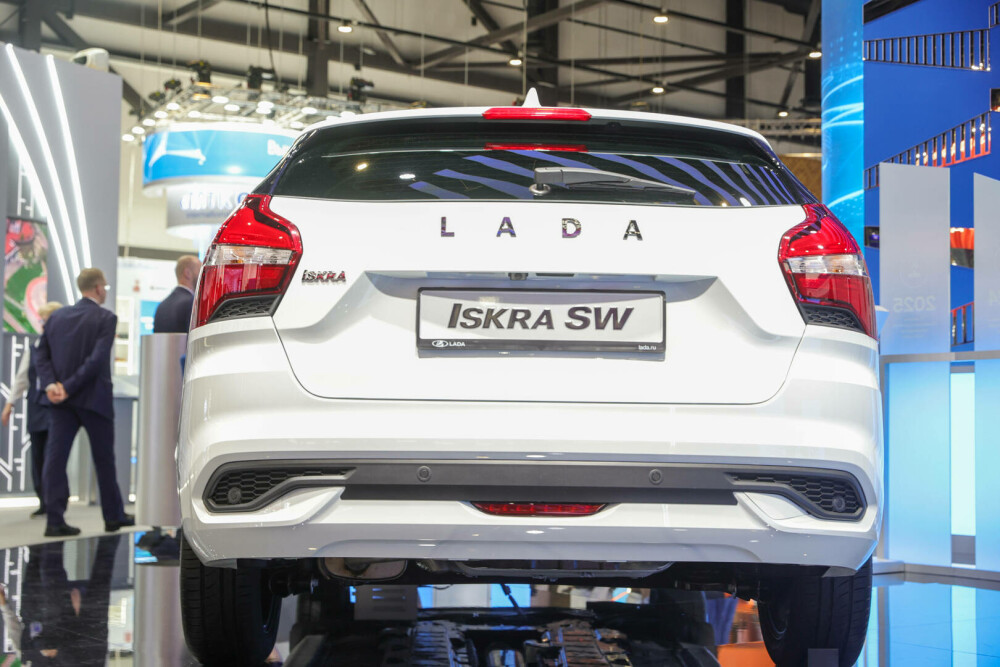 Cum arată ultimul model Lada. Lansat doar în showroom-uri, pentru că Rusia nu are piese să-l producă și în serie | FOTO - Imaginea 1