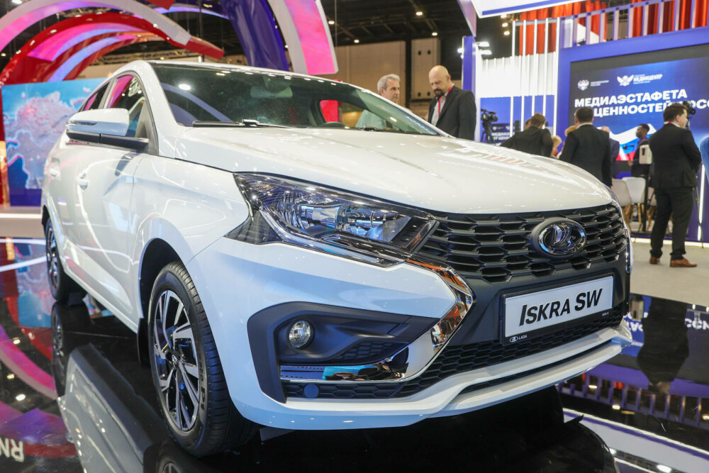 Cum arată ultimul model Lada. Lansat doar în showroom-uri, pentru că Rusia nu are piese să-l producă și în serie | FOTO - Imaginea 2