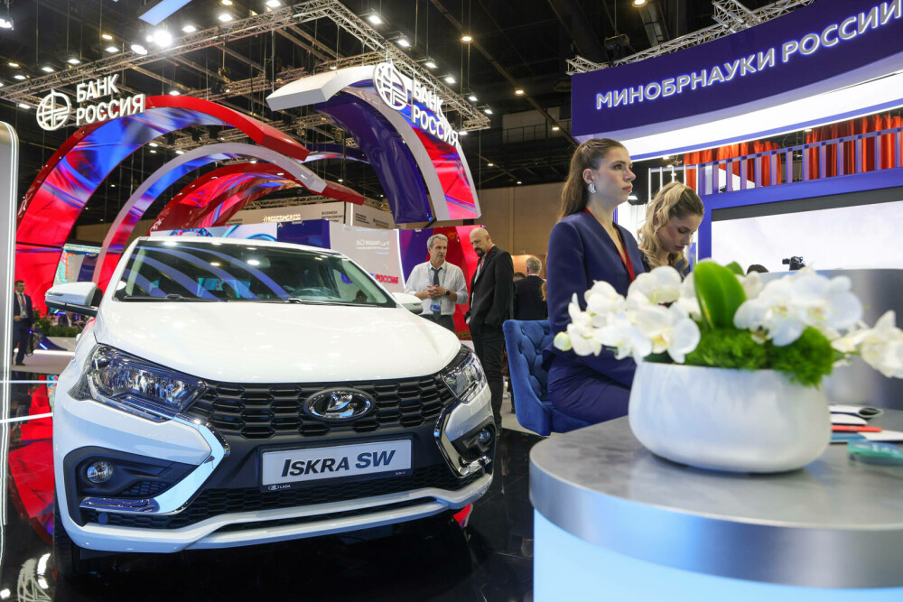 Cum arată ultimul model Lada. Lansat doar în showroom-uri, pentru că Rusia nu are piese să-l producă și în serie | FOTO - Imaginea 3