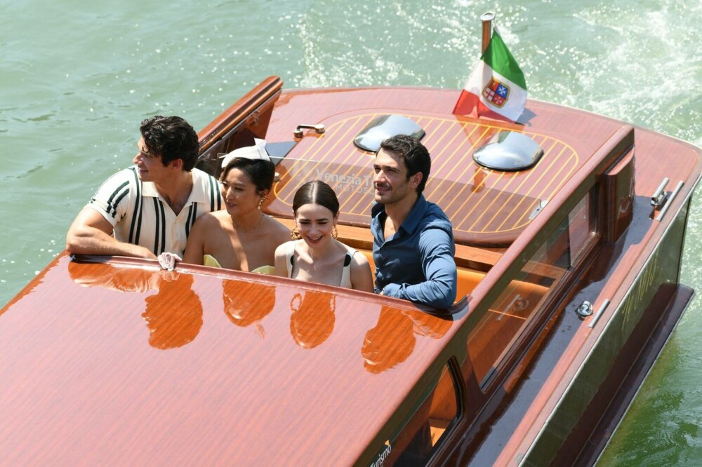 Primele imagini din sezonul 5 al serialului „Emily in Paris”. Ținutele impresionante purtate de Lily Collins. GALERIE FOTO - Imaginea 1