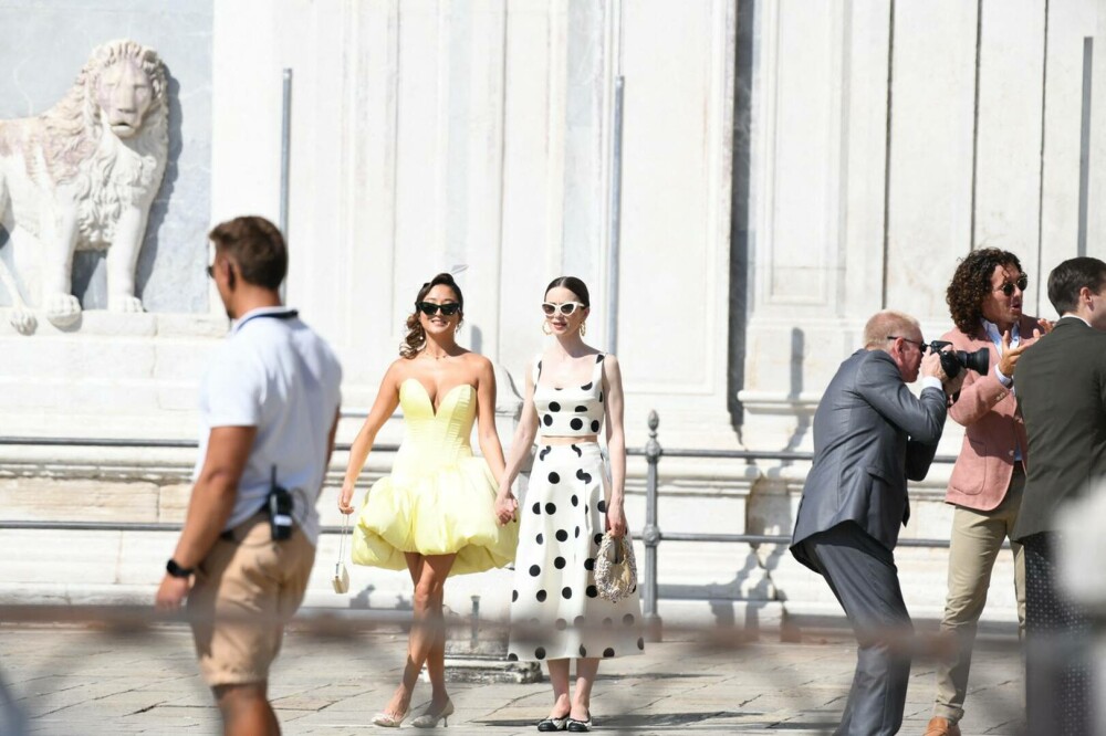 Primele imagini din sezonul 5 al serialului „Emily in Paris”. Ținutele impresionante purtate de Lily Collins. GALERIE FOTO - Imaginea 3