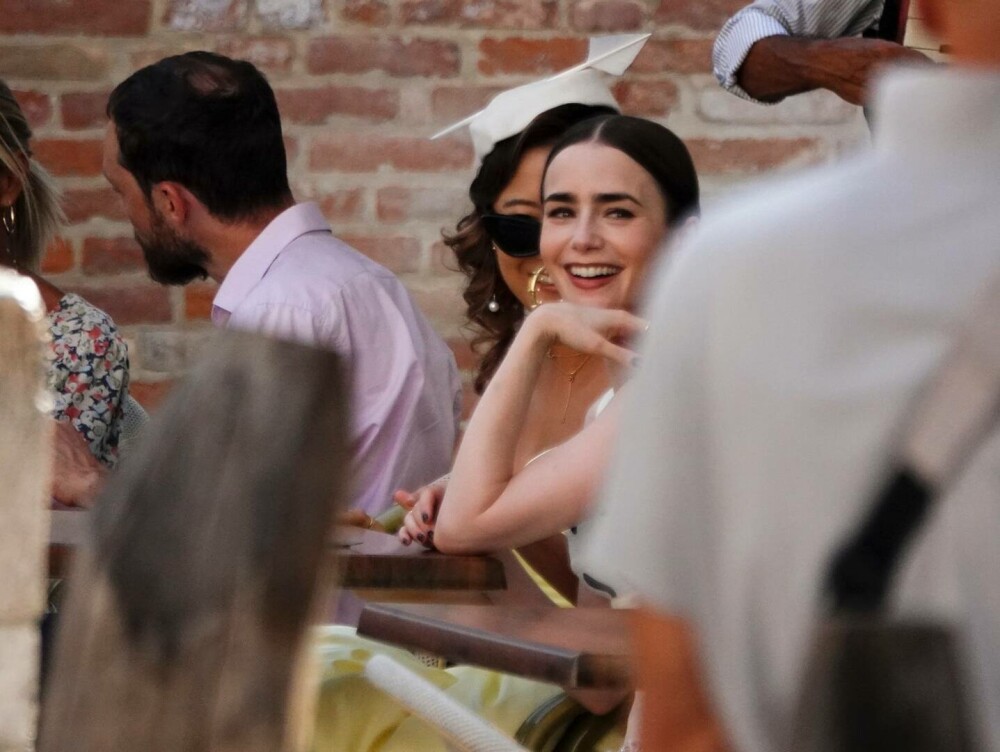 Primele imagini din sezonul 5 al serialului „Emily in Paris”. Ținutele impresionante purtate de Lily Collins. GALERIE FOTO - Imaginea 6