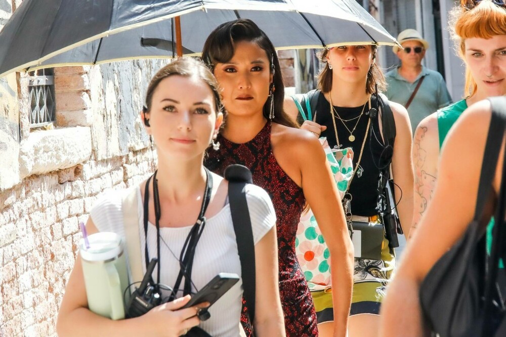 Primele imagini din sezonul 5 al serialului „Emily in Paris”. Ținutele impresionante purtate de Lily Collins. GALERIE FOTO - Imaginea 7