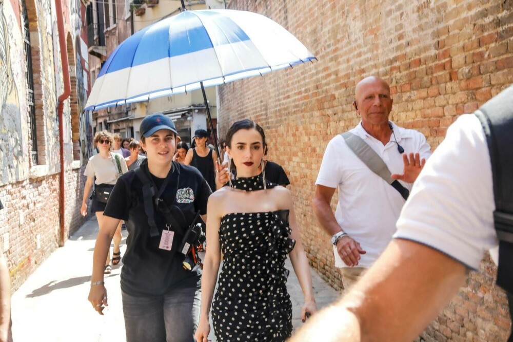 Primele imagini din sezonul 5 al serialului „Emily in Paris”. Ținutele impresionante purtate de Lily Collins. GALERIE FOTO - Imaginea 8