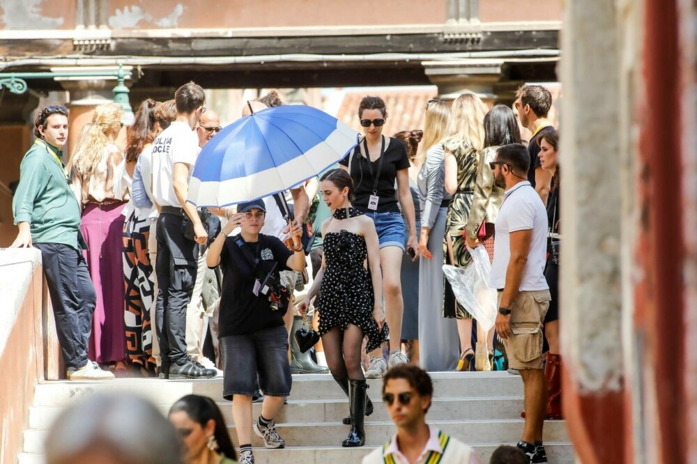 Primele imagini din sezonul 5 al serialului „Emily in Paris”. Ținutele impresionante purtate de Lily Collins. GALERIE FOTO - Imaginea 9