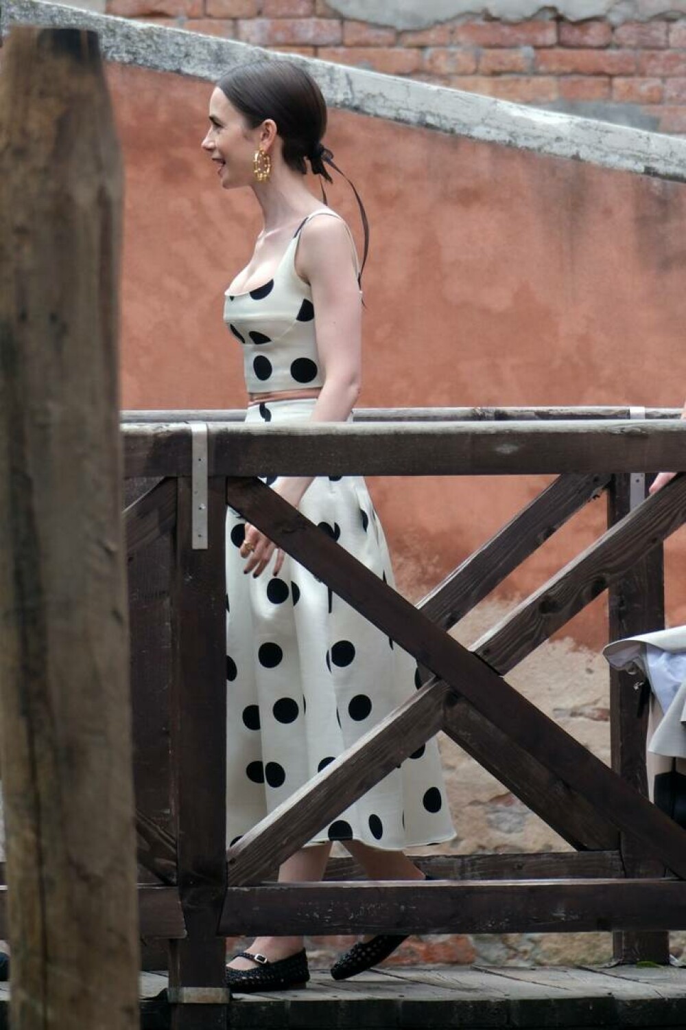 Primele imagini din sezonul 5 al serialului „Emily in Paris”. Ținutele impresionante purtate de Lily Collins. GALERIE FOTO - Imaginea 10