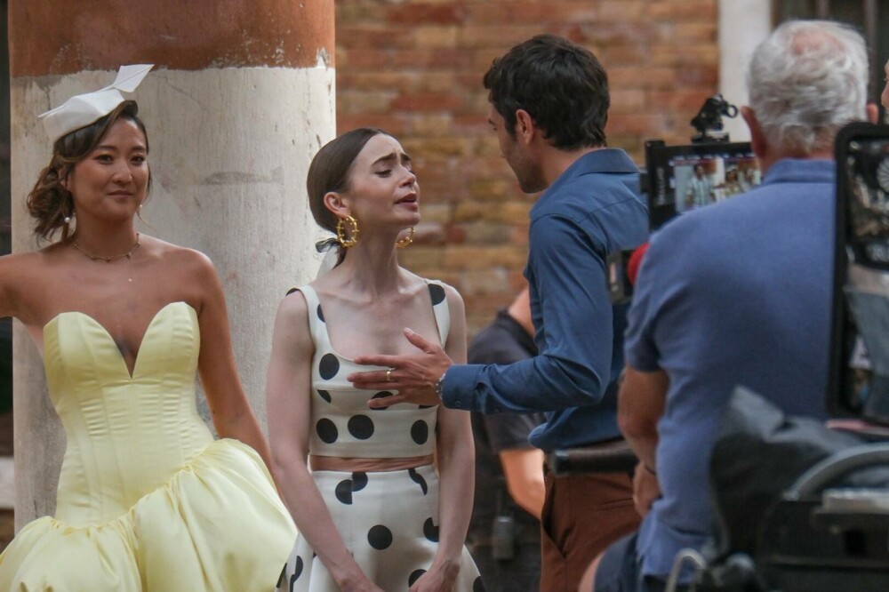 Primele imagini din sezonul 5 al serialului „Emily in Paris”. Ținutele impresionante purtate de Lily Collins. GALERIE FOTO - Imaginea 11