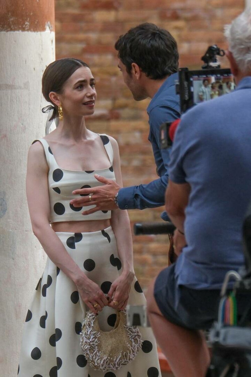 Primele imagini din sezonul 5 al serialului „Emily in Paris”. Ținutele impresionante purtate de Lily Collins. GALERIE FOTO - Imaginea 12